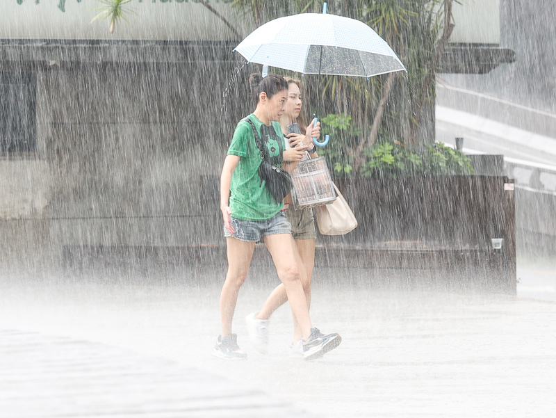 對流雲系發展旺盛　北市午後下大雨（2...