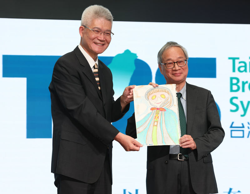 李遠致贈畫作給公廣集團 (圖)