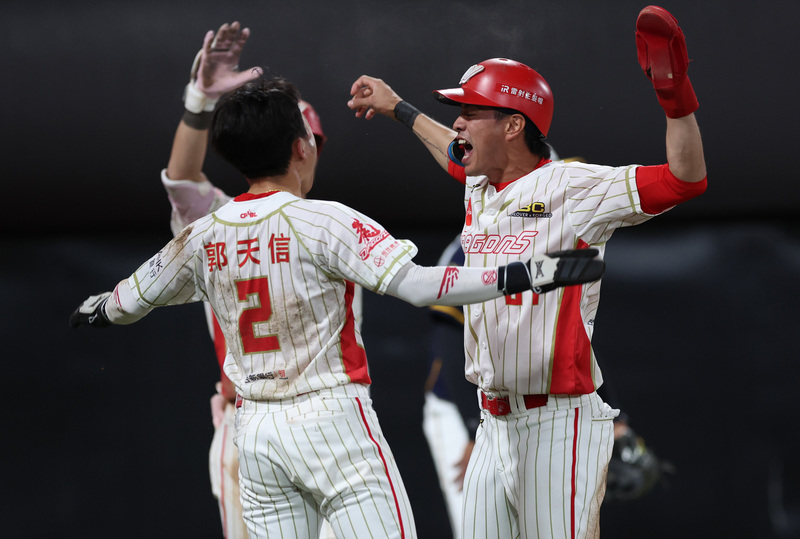 中職天母戰　龍隊逆轉勝兄弟 (圖)