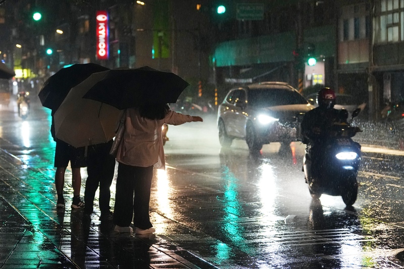 民眾雨中攔車 (圖)