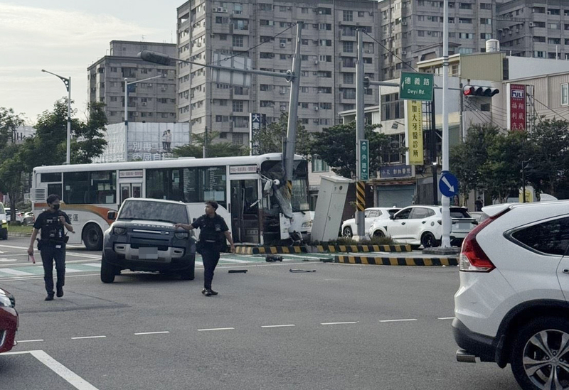 客運司機疑疲勞駕駛事故釀6傷 (圖)