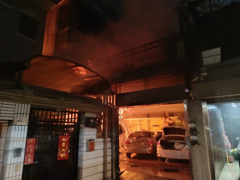 嘉義市民宅竄火舌　3人送醫 (圖)
