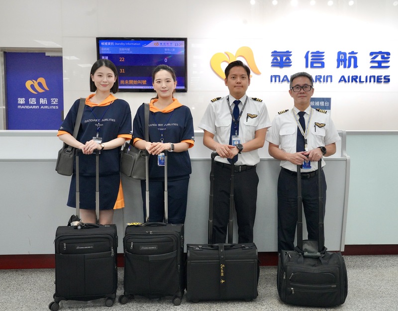 華信空服員週末改穿活力裝 (圖)
