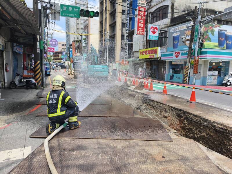 桃園八德下水道工程挖破管線　釀瓦斯外...