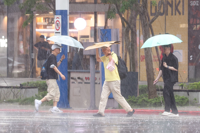 對流雲系發展旺盛　北市午後下大雨（3...