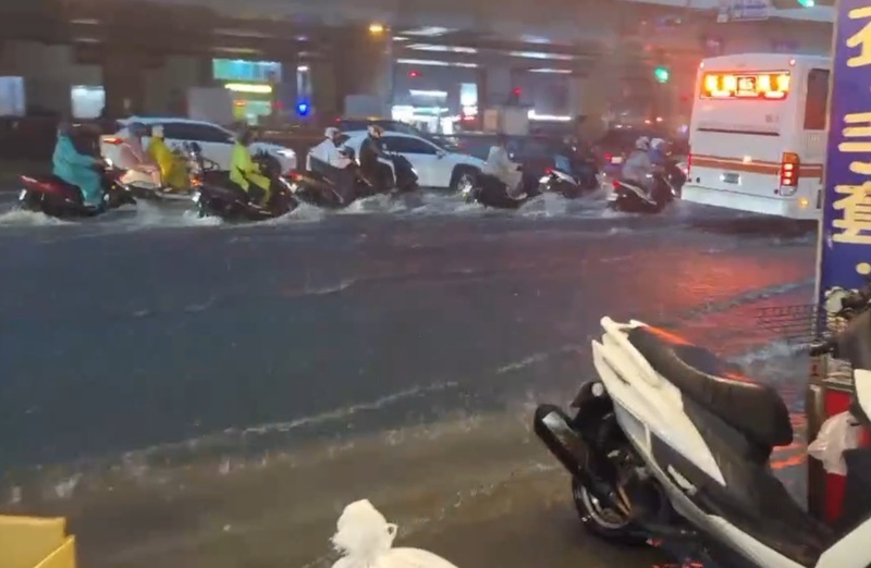 大雨狂灌　新北多處積淹水（2） (圖...