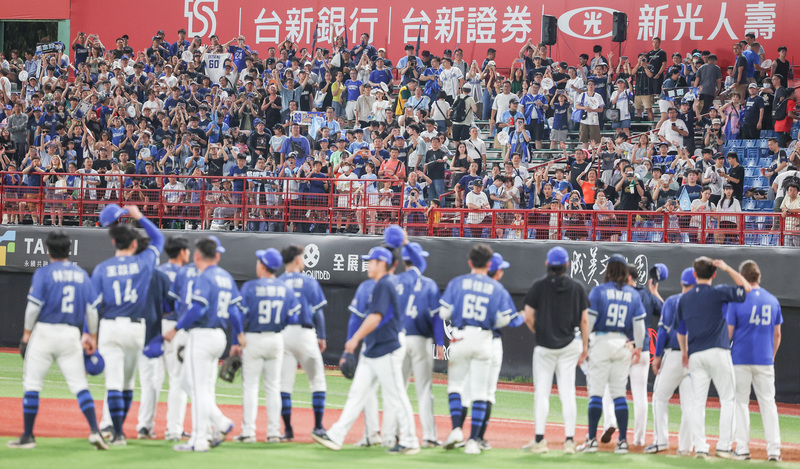 富邦悍將擊敗味全龍　奪下半季首勝（2...