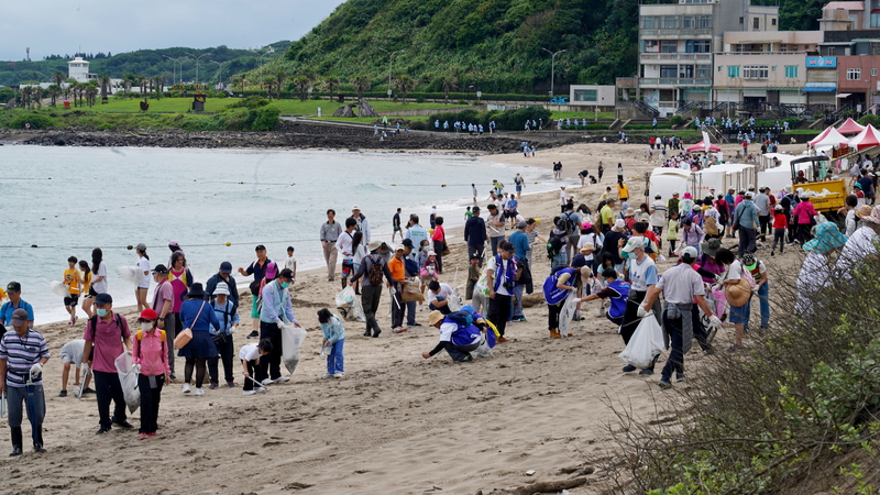 新北民團白沙灣辦公益淨灘（3） (圖)