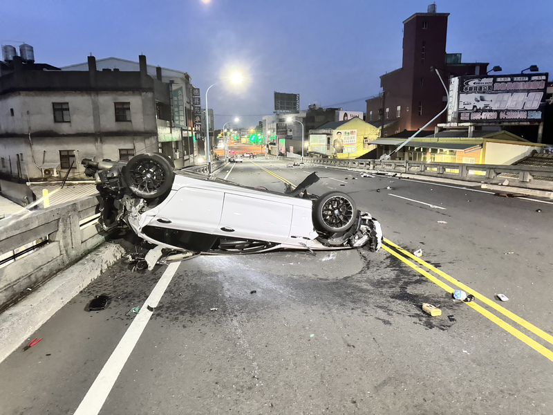 彰化轎車撞汽機車　警追查肇事駕駛是否毒駕 (圖)