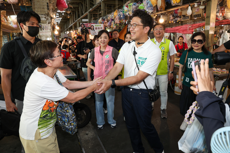 沈伯洋前往士林市場拜票（3） (圖)
