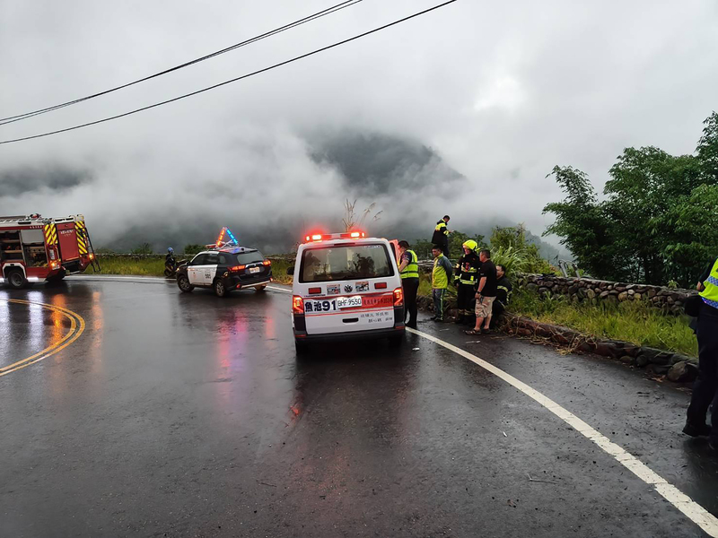 菲律賓旅遊團中巴翻落邊坡　共16人送...