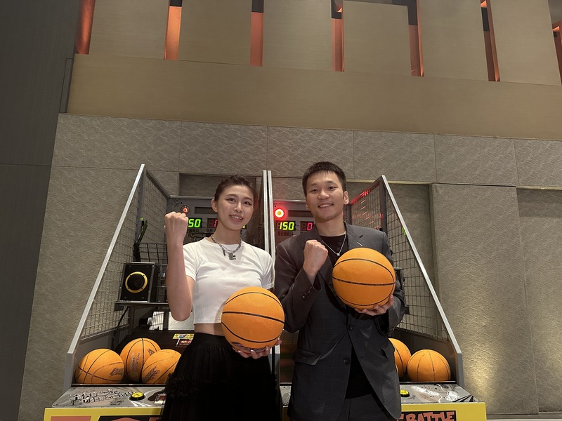 李洋與吳筱帆PK投籃機慘敗 (圖)