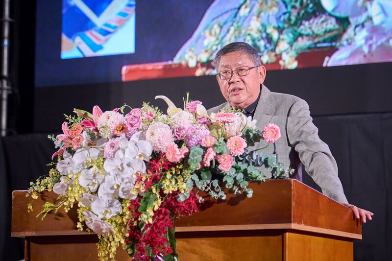 出席政大畢典　李瑞華勉學子勇敢跨出舒適圈 (圖)