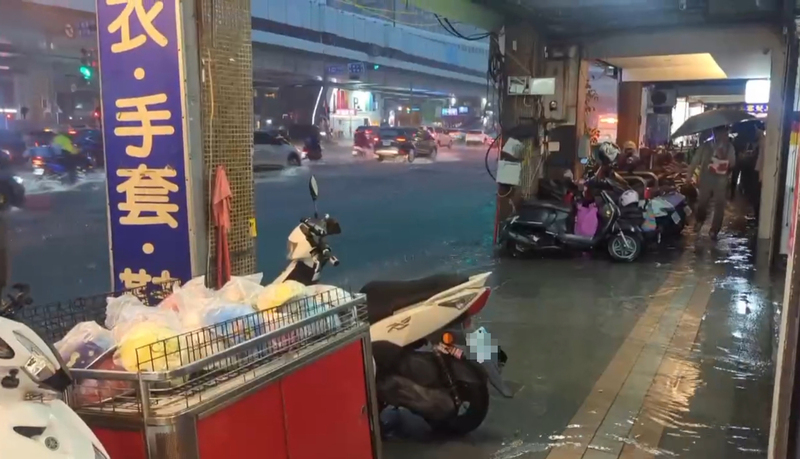 大雨狂灌　新北多處積淹水（3） (圖...