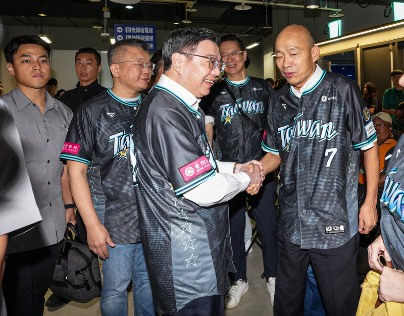 現身中職明星賽 卓榮泰、韓國瑜握手致意 (圖)