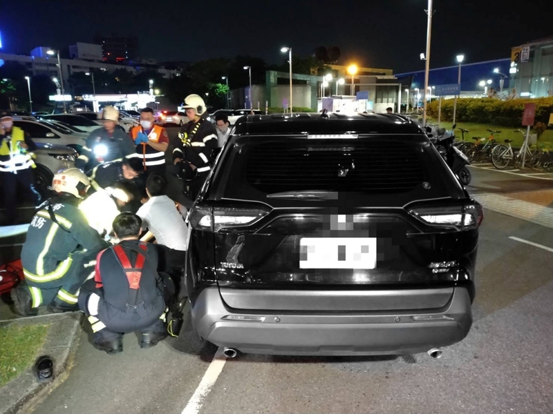 警消：松山機場停車場車禍案　行人遭撞...