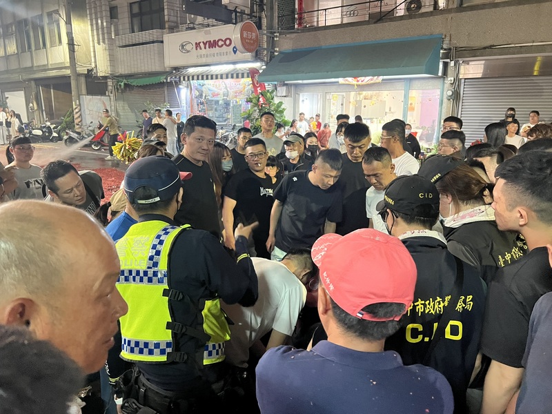 大甲媽回鑾插曲　醉男推擠民眾咆哮遭警壓制 (圖)