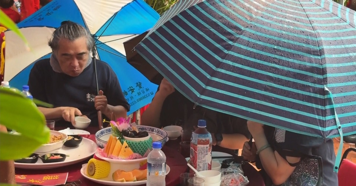 吃辦桌「雷雨國家警報」狂響！信眾撐傘繼續吃