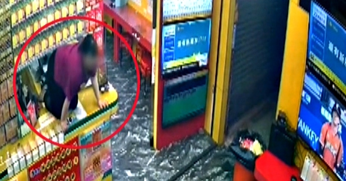 男搶刮刮樂 女店員腎上腺素爆發鑽櫃台...