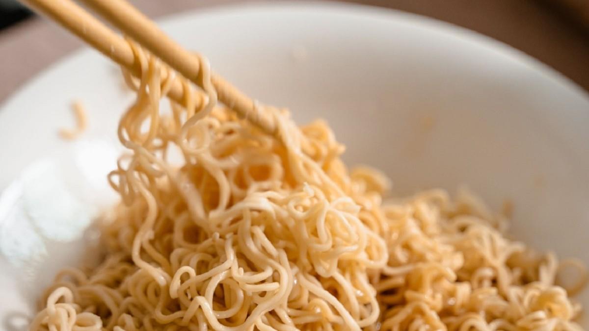 把颱風假過得像1週？見「泡麵貨架全被...