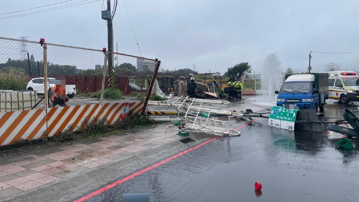 疑天雨打滑！新北聯結車失控衝撞3人　路人遭輾壓當場身亡