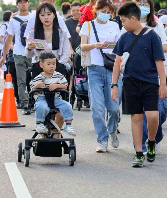 萬人健走擠爆崙背土庫　張麗善率鄉親母親節拚健康