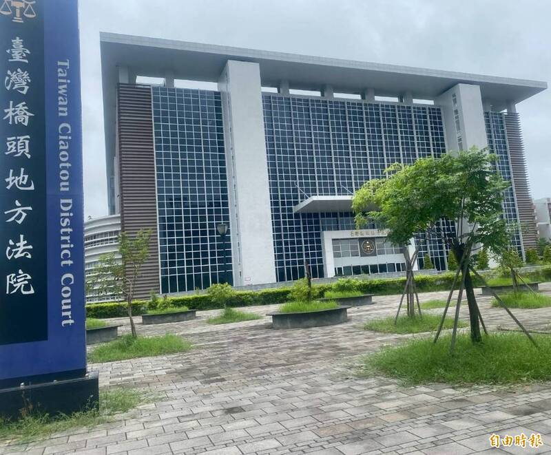 母因細故掌摑踹胸、拿衣架痛毆 高雄女國中女生向老師求救