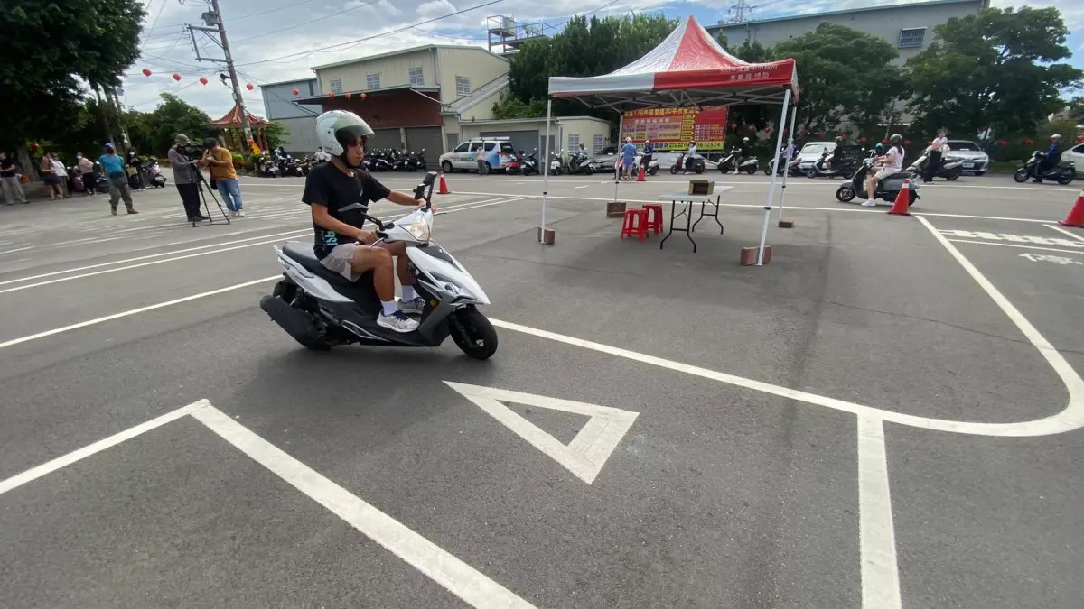 免奔波　大雅下鄉考照超熱絡　阿嬤也來...