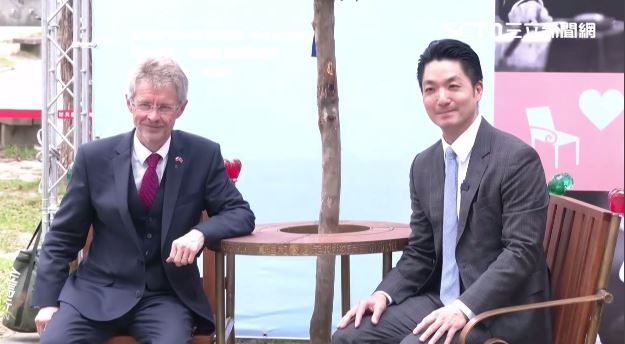 同坐哈維爾長椅！蔣萬安喊民主就像火鍋...