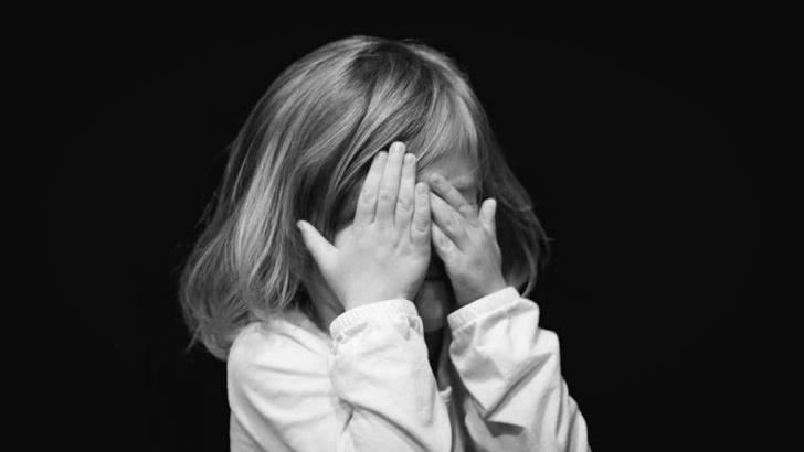 13歲女童遭虐待！虎媽「強拍裸照」賣...