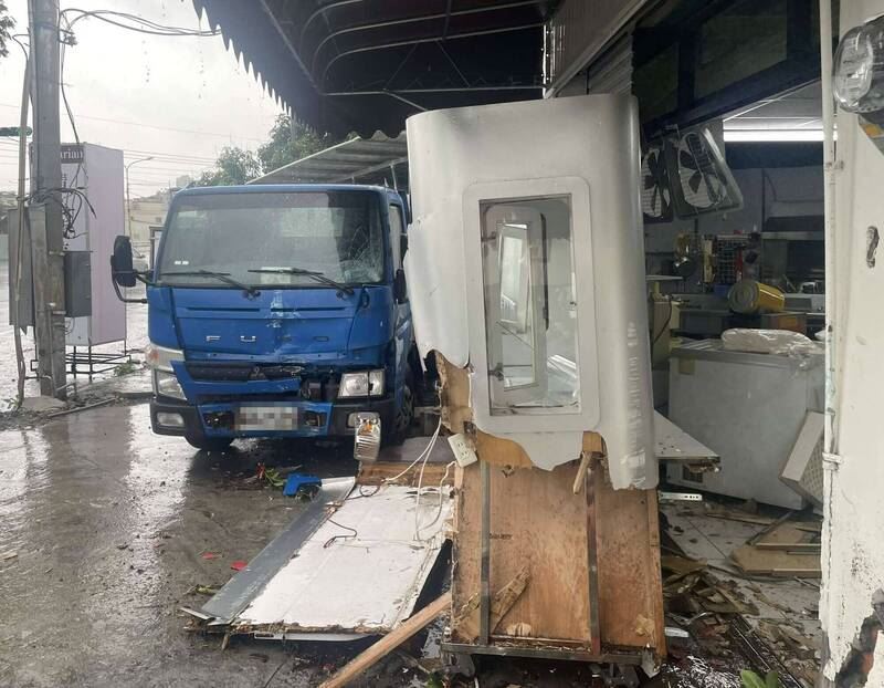 天雨路滑釀災！彰化貨車「打滑甩尾」爆衝撞蔬食店　50萬裝潢全毀了