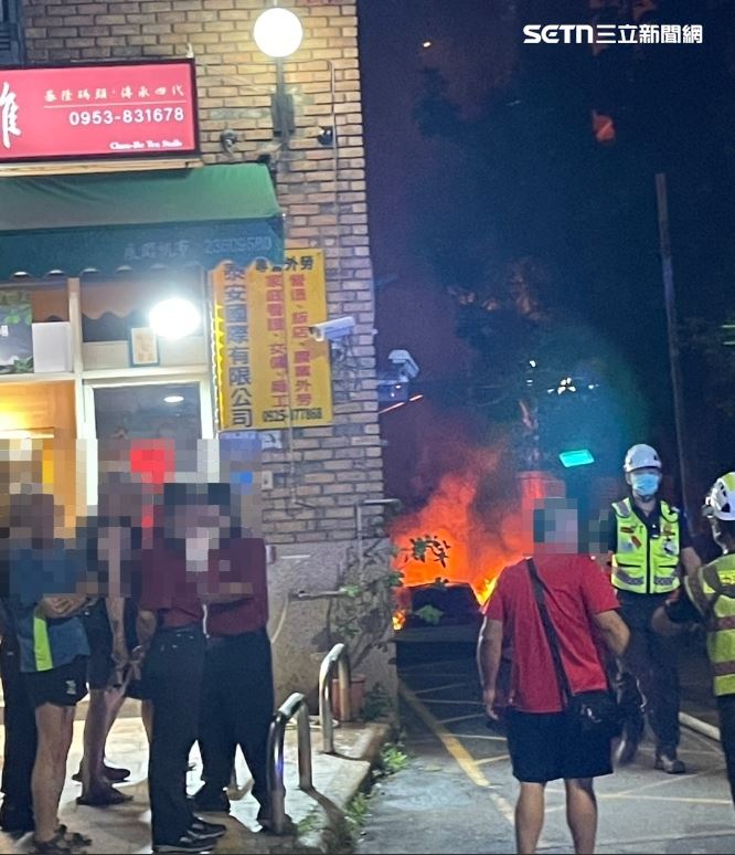 獨家／台中酒駕撞車肇逃！「機車嵌車底...