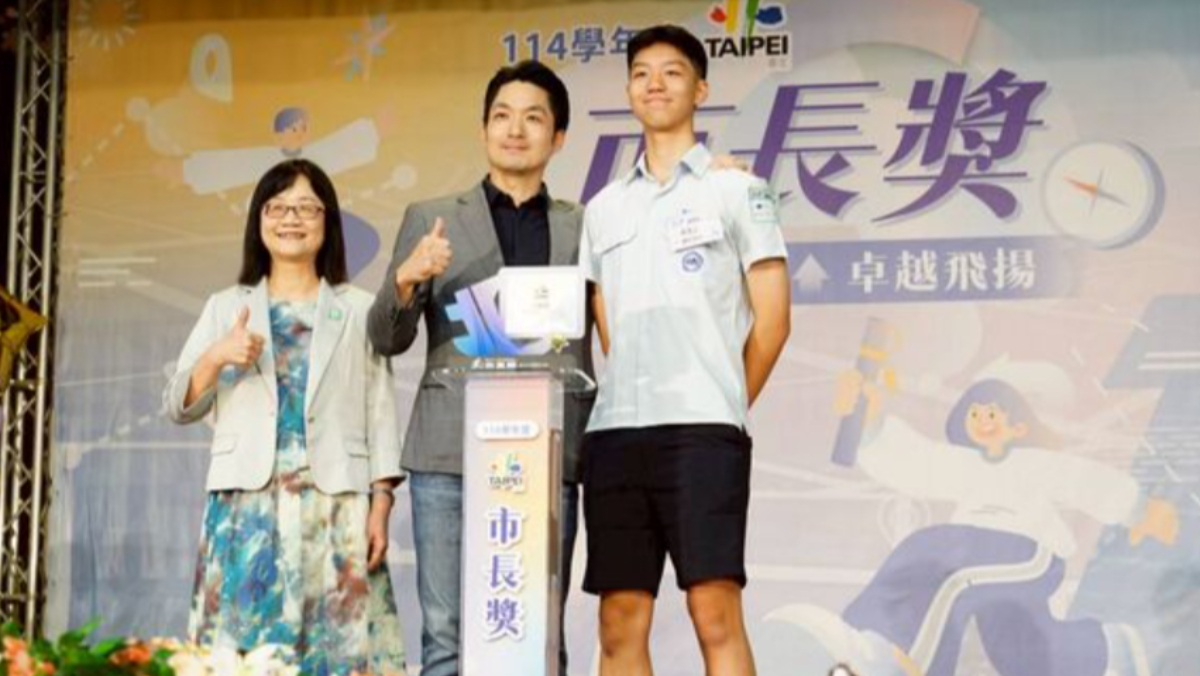 蔣萬安大兒子獲頒市長獎！父子同框玩自...