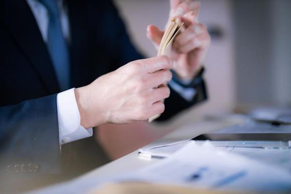 總是等回檔再加碼？小心「留現金等低點」成為你最貴的錯誤，3 訊號分辨假修正真恐慌